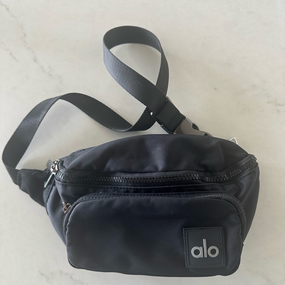 ALO Yoga Black Belt Bag Sleek Design Adjustable Strap